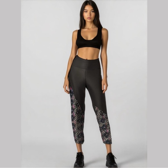 Women's Victoria's Secret Black Multicolored Leggings XS - Picture 1 of 4